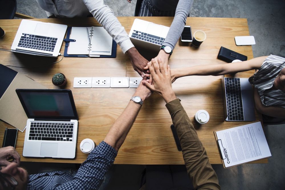 Giá trị nhân đạo là gì? Vai trò, ý nghĩa và cách phát huy hiệu quả