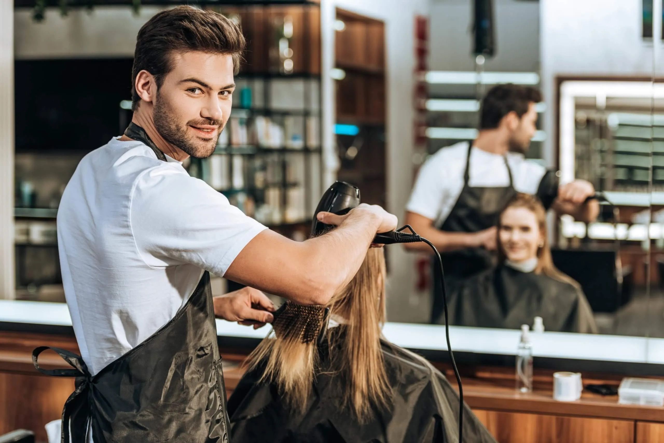 Hair Stylist là gì? Công việc, kỹ năng, mức lương và cơ hội nghề nghiệp