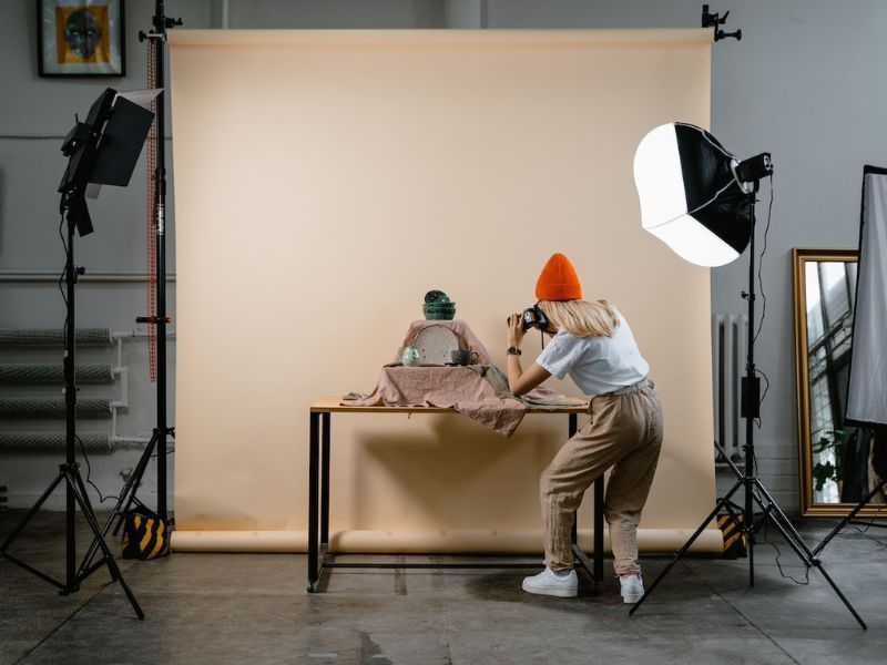 Không chỉ biết bấm máy, nhiếp ảnh gia còn cần hiểu ánh sáng, bố cục, cảm xúc và cả cách làm việc với nhiều người 