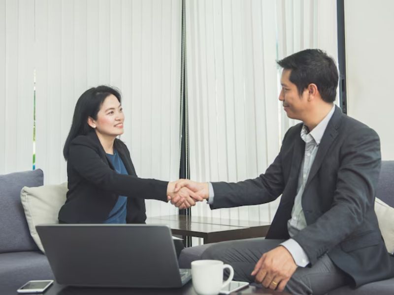 Quan hệ khách hàng là gì? Tất tần tật về công việc, kỹ năng và lộ trình phát triển