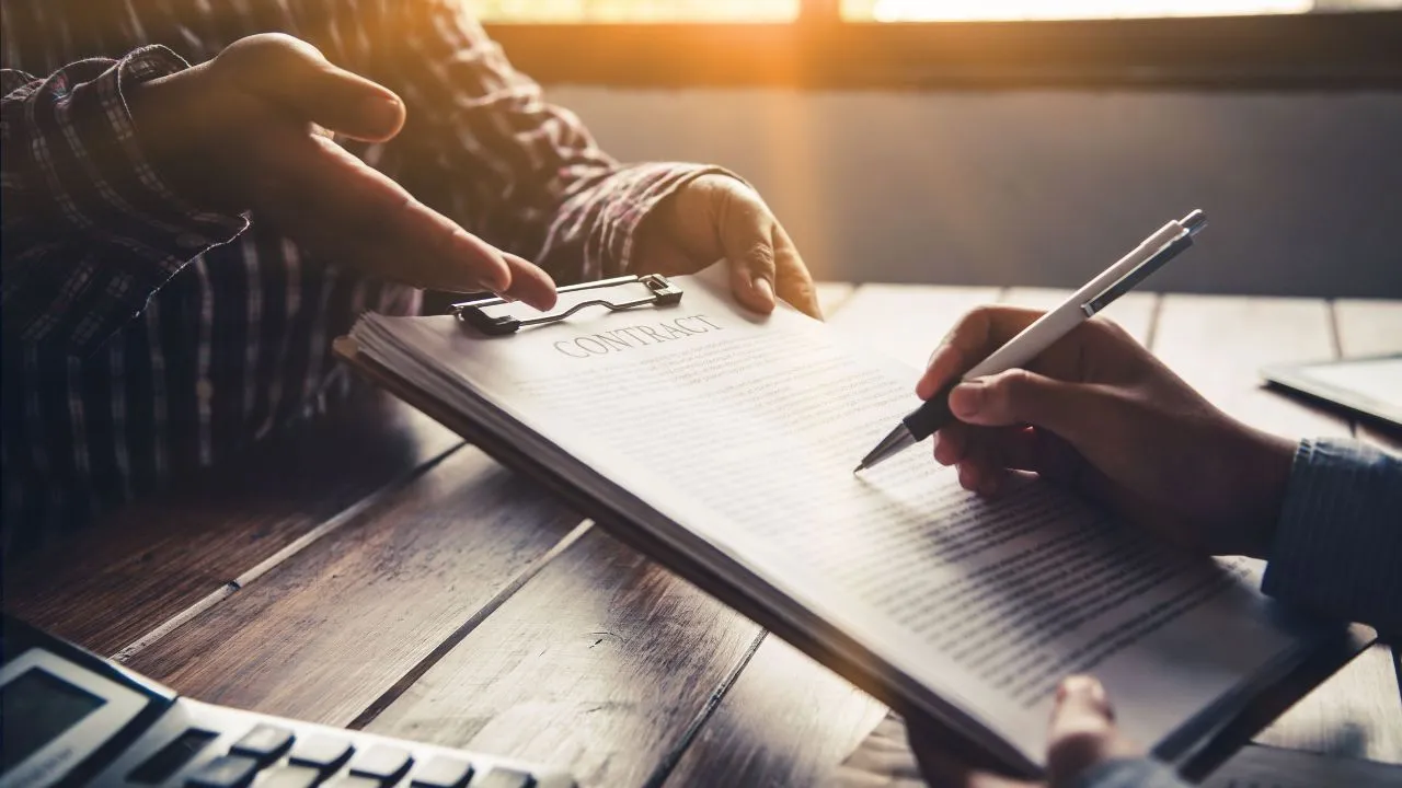 Sales contract là gì? Các điều khoản và cách dùng trong công việc
