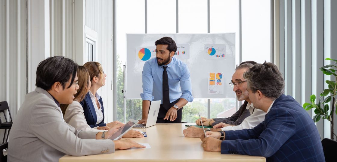 Sales Director có công việc, mức lương và cơ hội nghề nghiệp như thế nào?