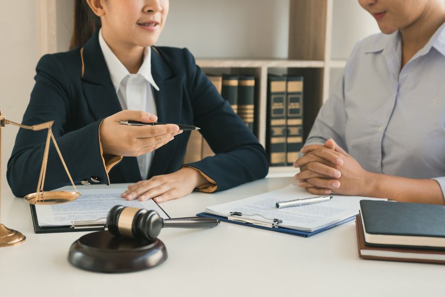Trợ lý luật sư: Công việc, kỹ năng cần có và mức thu nhập