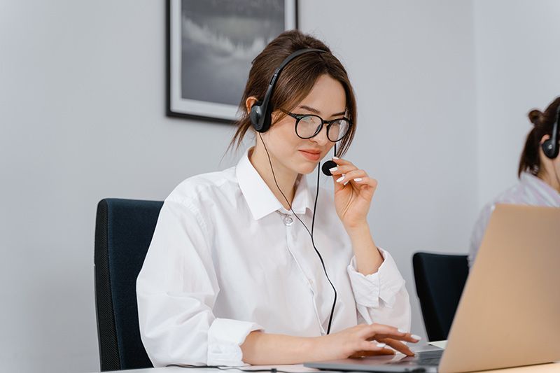 Chăm sóc khách hàng là gì? Mô tả công việc và mức lương của nhân viên CSKH