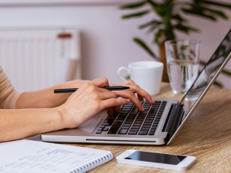WFH là gì? Lợi ích, thách thức và cách làm việc hiệu quả tại nhà